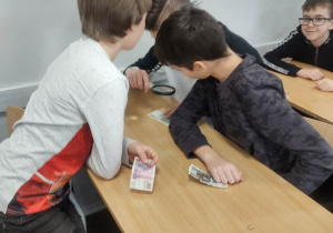 Jak rozpoznawać autentyczność banknotów
