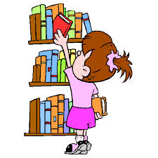 Dziewczynka przy półce z książkami