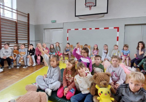 grupa dzieci podczas wykładu na temat pierwszej pomocy przedmedycznej