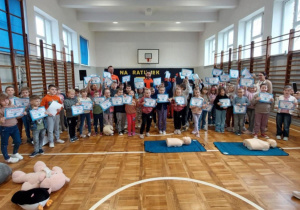 zdjęcie uczniów po pokazie ratownictwa medycznego