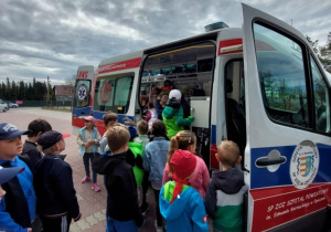 uczniowie oglądają karetkę pogotowia ratunkowego