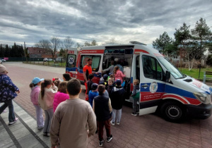 uczniowie oglądają karetkę pogotowia ratunkowego