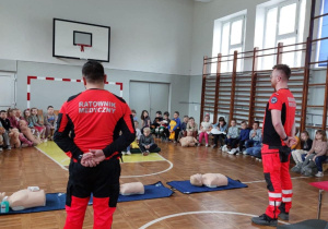 ratownicy opowiadają uczniom jak udzielać pierwszej pomocy przedmedycznej