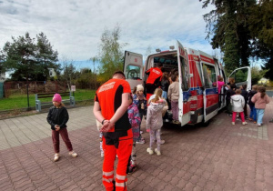 uczniowie oglądają karetkę pogotowia ratunkowego