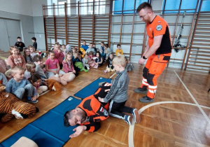 ratownicy opowiadają uczniom jak udzielać pierwszej pomocy przedmedycznej