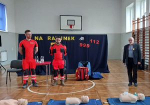 wicedyrektor wita ratowników medycznych
