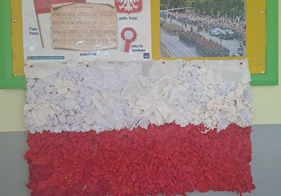 zdjęcie przedstawia flagę Polski wykonaną przez uczniów klasy 2b